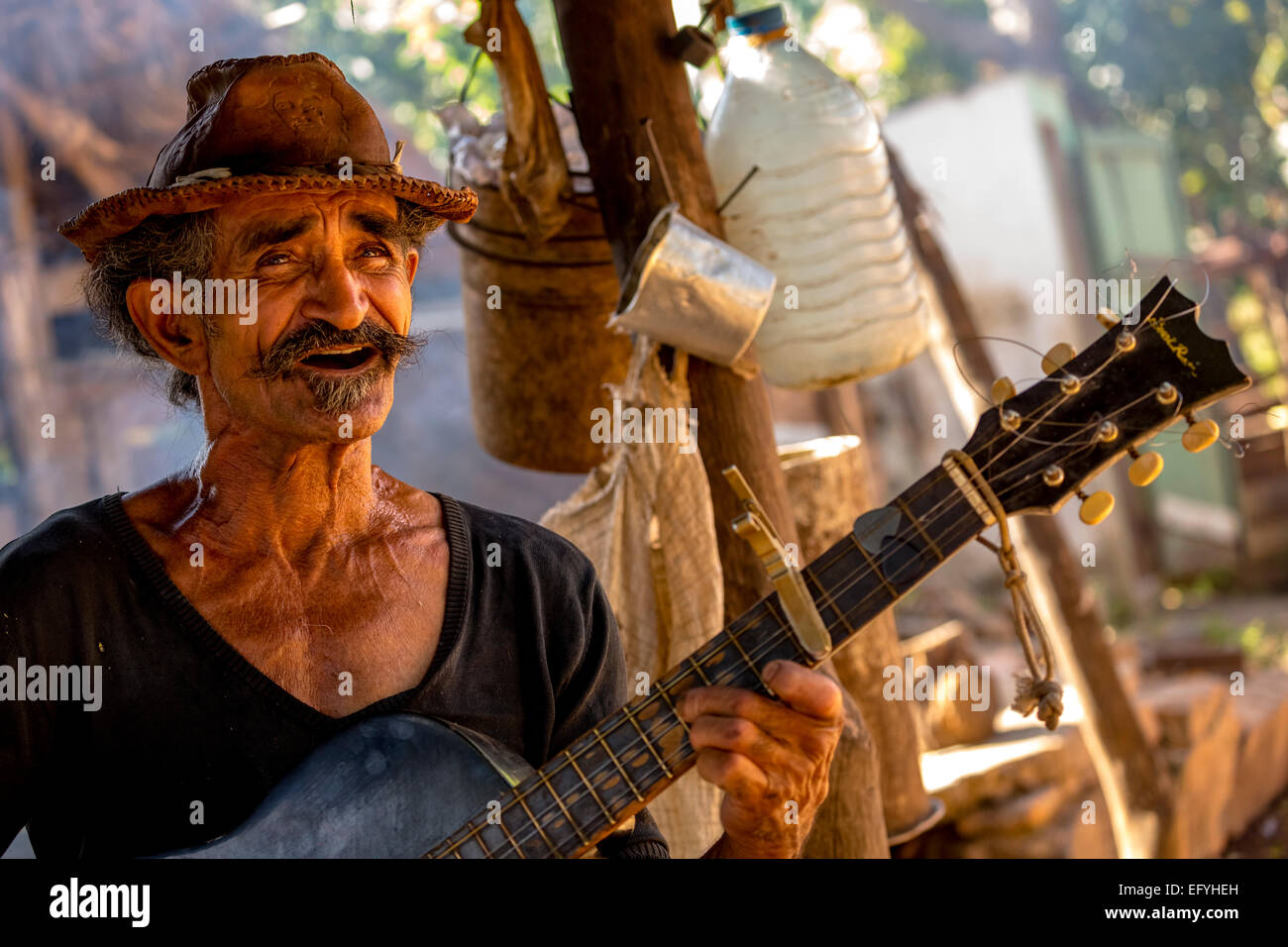 La canna da zucchero agricoltore a suonare la chitarra e la Valle de los Ingenios, Trinidad, Sancti Spiritus Provincia, Cuba Foto Stock