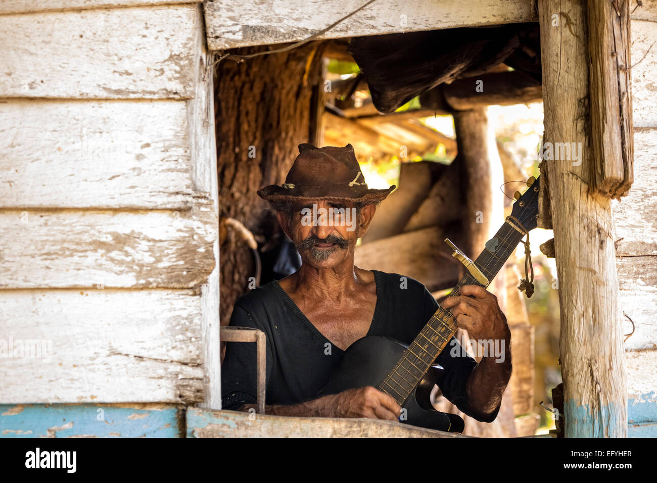 La canna da zucchero agricoltore a suonare la chitarra e la Valle de los Ingenios, Trinidad, Sancti Spiritus Provincia, Cuba Foto Stock