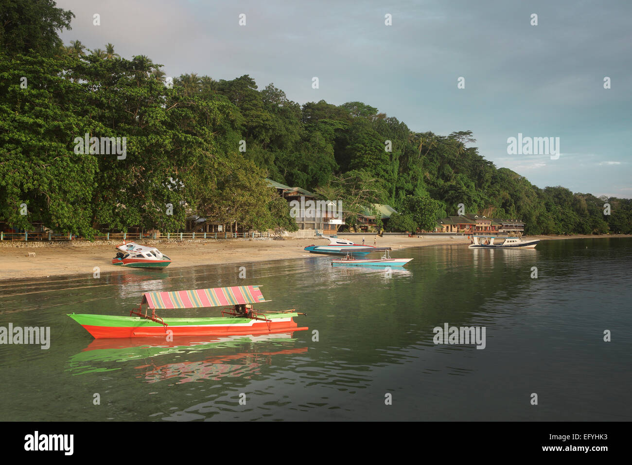 Turismo barche e spiaggia costa sulla Bunaken Island, Sulawesi Foto Stock