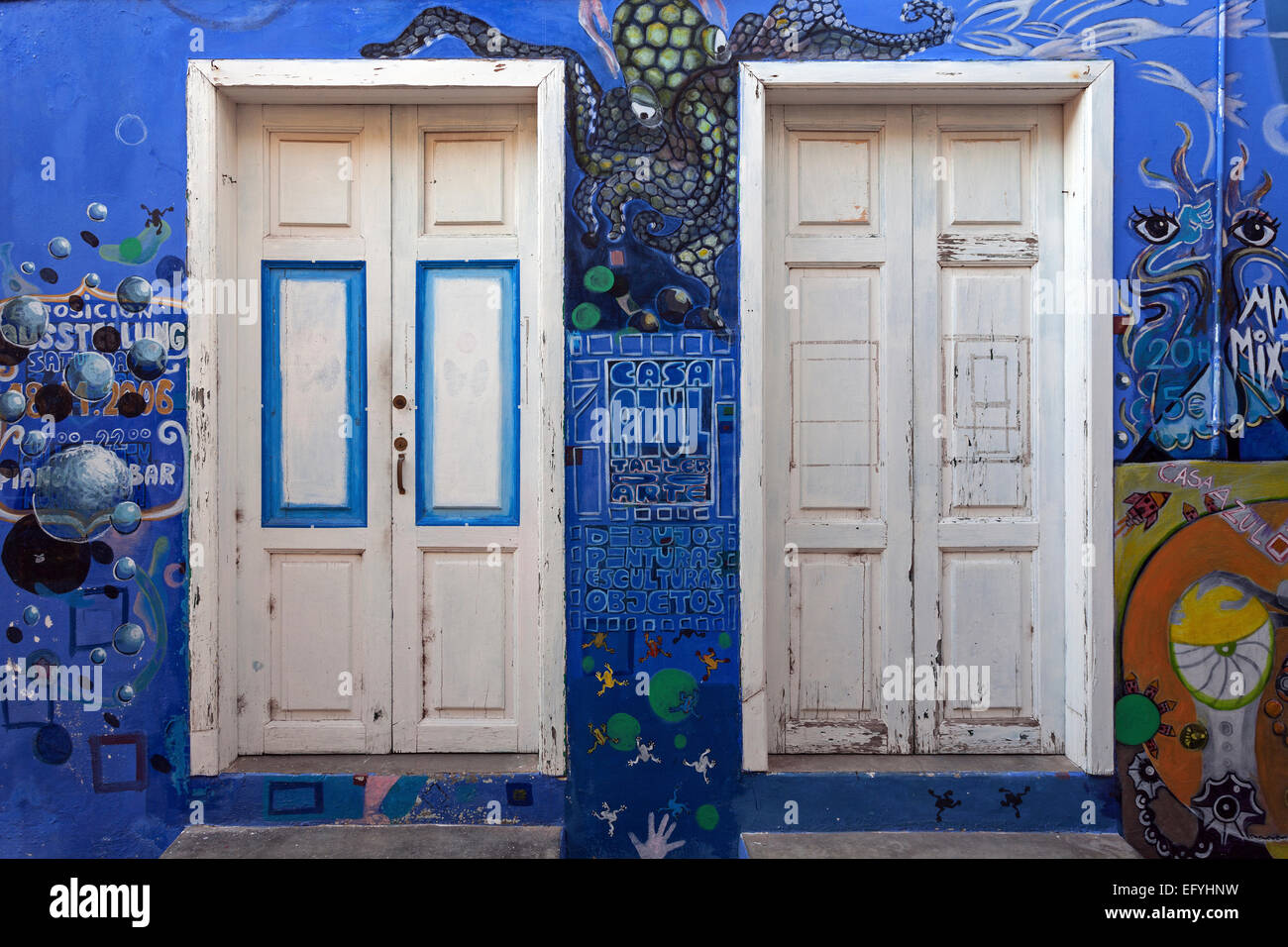 Dipinto luminosamente muro di casa con due porte, La Calera, Valle Gran Rey, La Gomera, isole Canarie, Spagna Foto Stock