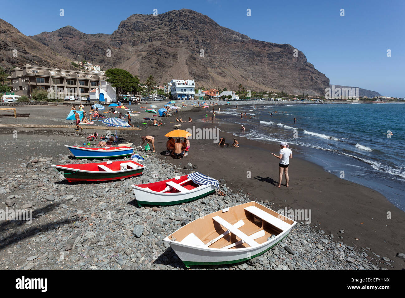 Barche in legno sulla spiaggia a Playa La Calera, Tequergenche sul retro, Valle Gran Rey, La Gomera, isole Canarie, Spagna Foto Stock