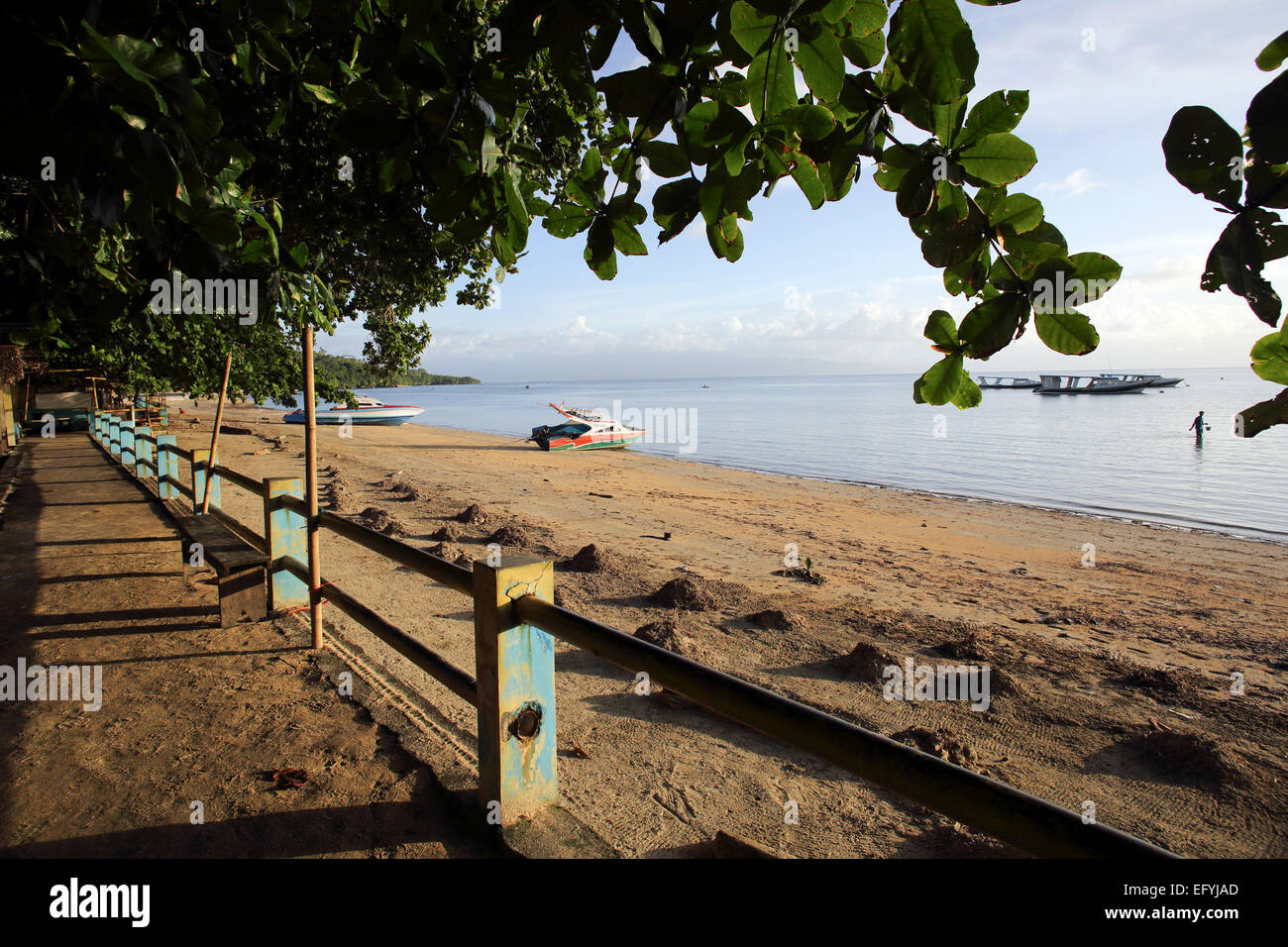 Tranquillo pomeriggio sulla spiaggia di Bunaken Island Foto Stock