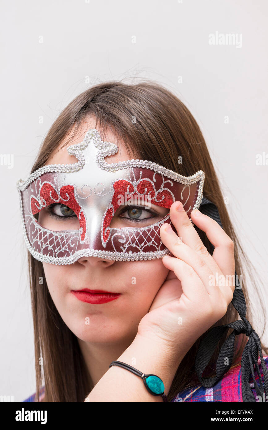 Donna con una maschera su sfondo bianco Foto Stock