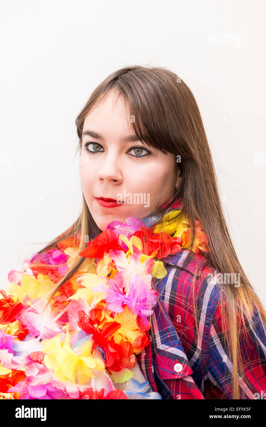 Donna con collana di fiori su sfondo bianco Foto Stock