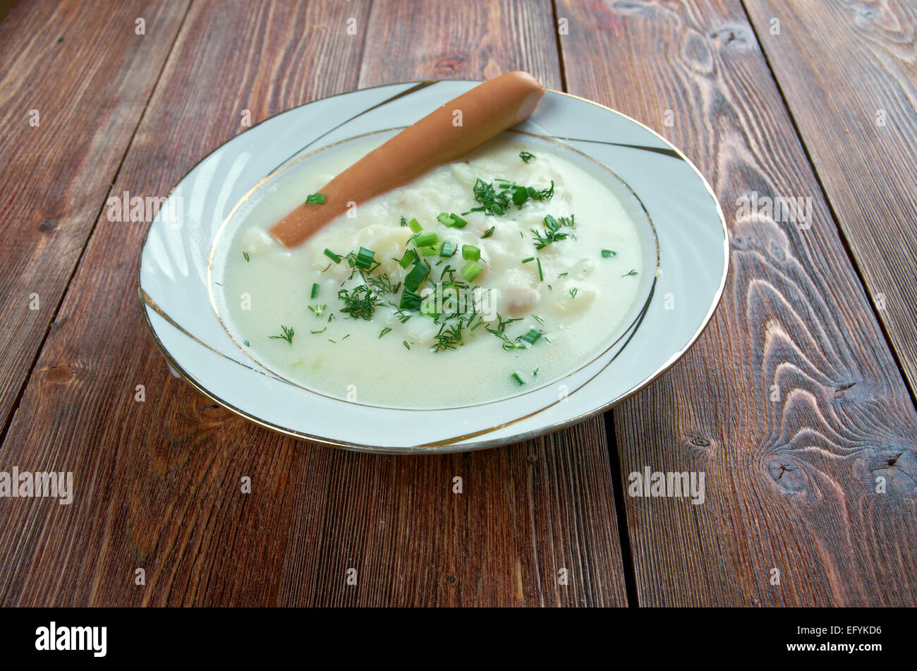 Sachsische KARTOFFELSUPPE - Zuppa di patate con salsiccie. Cucina tedesca e austriaca Foto Stock