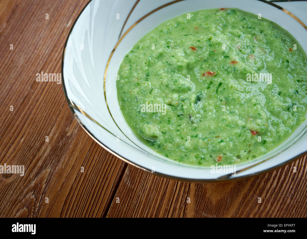 Chimichurri - salsa verde utilizzato per le grigliate di carne, di origine Argentina Foto Stock