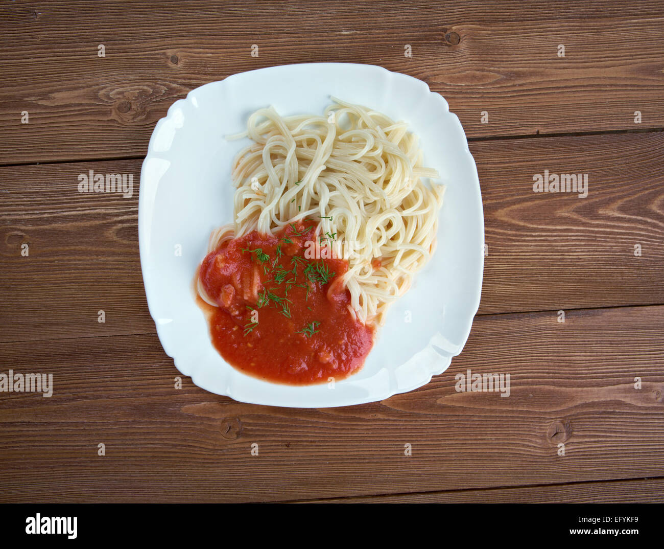 Vermicelli - pasta fatta in casa con salsa di pomodoro Foto Stock