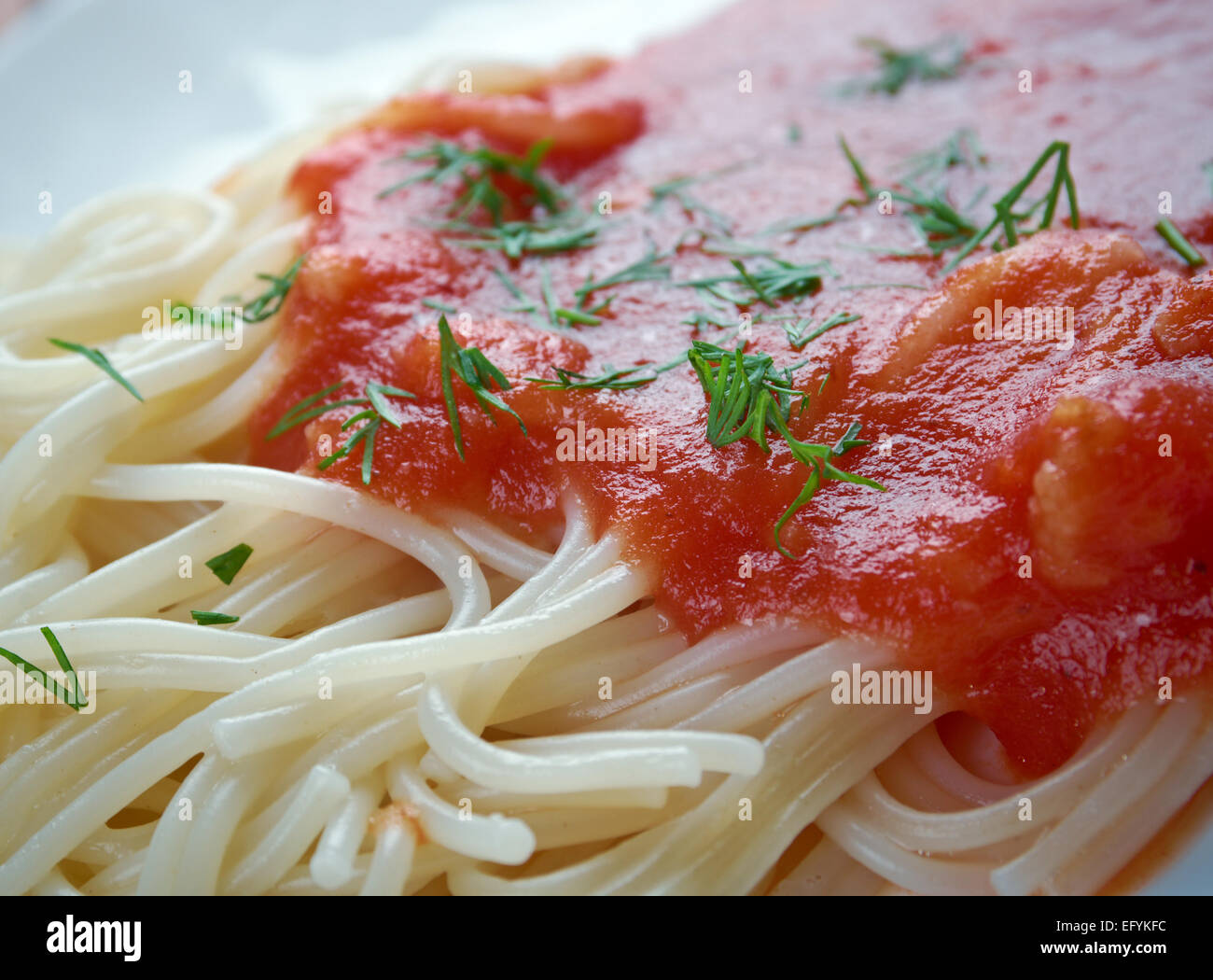 Vermicelli - pasta fatta in casa con salsa di pomodoro Foto Stock