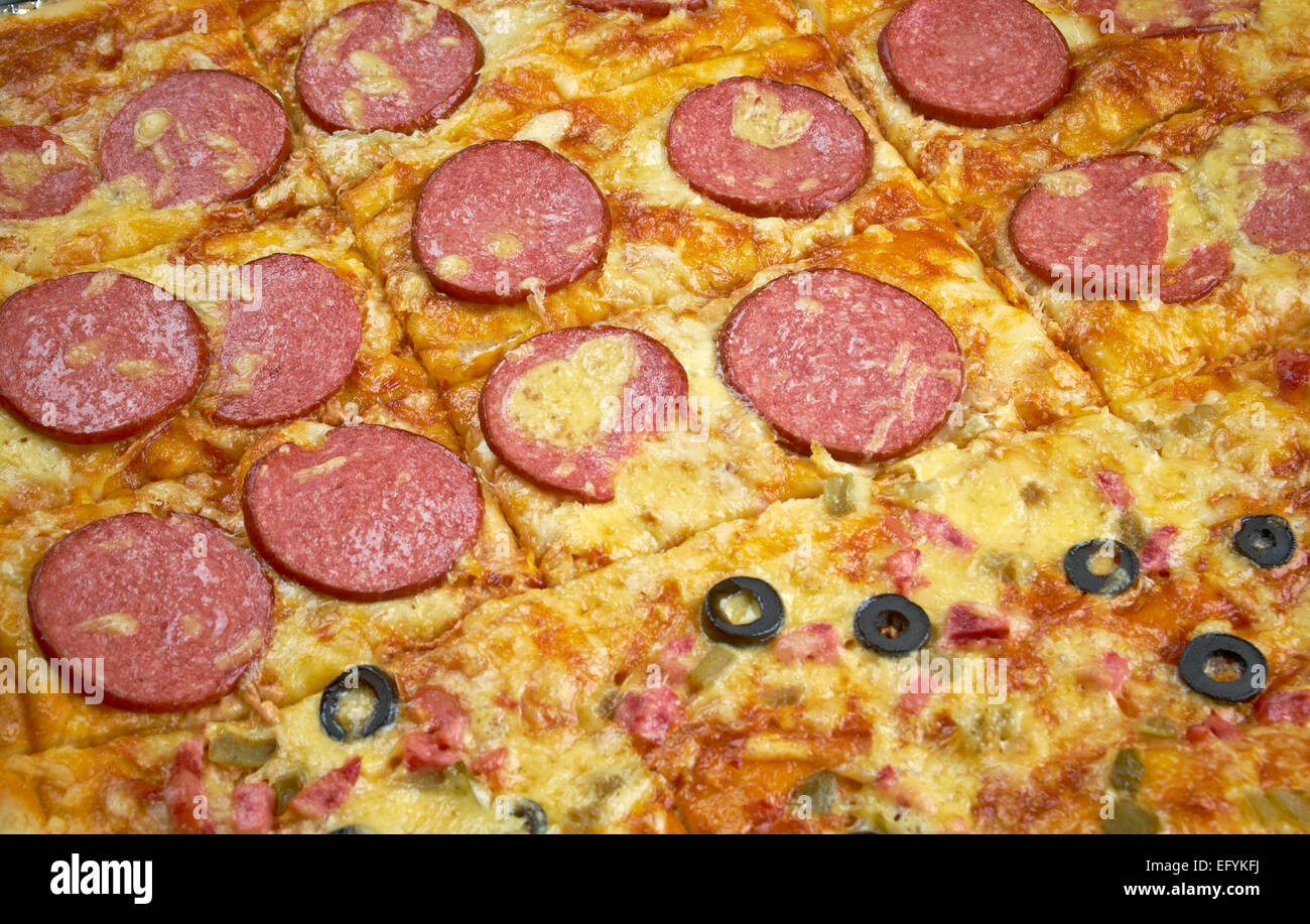 Strisce di Pizza - stile di pizza in comune la condizione degli Stati Uniti ,hanno un po' spessa crosta e sono sormontate Foto Stock