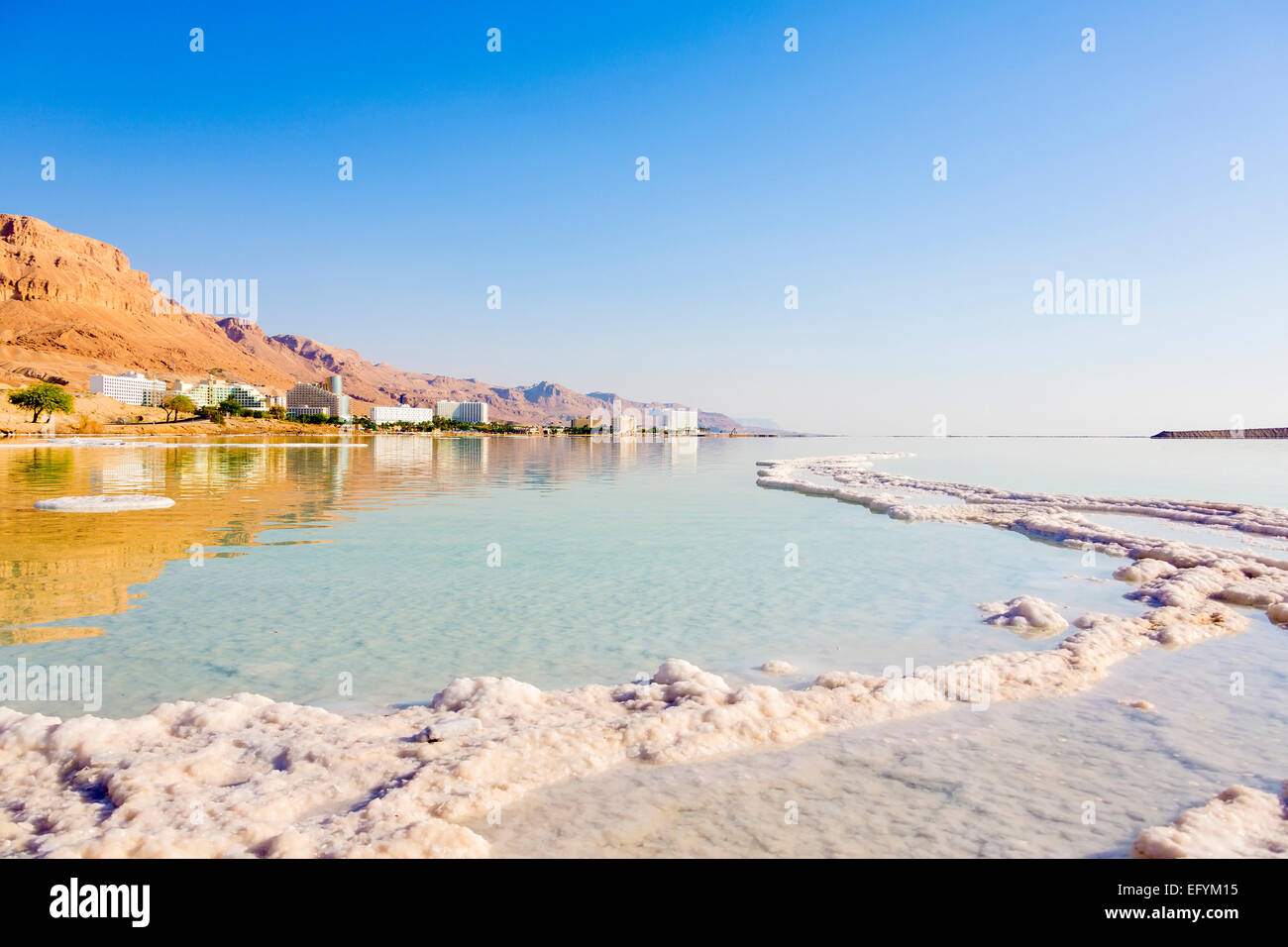 Paesaggio con coste e hotel al Mar Morto Foto Stock