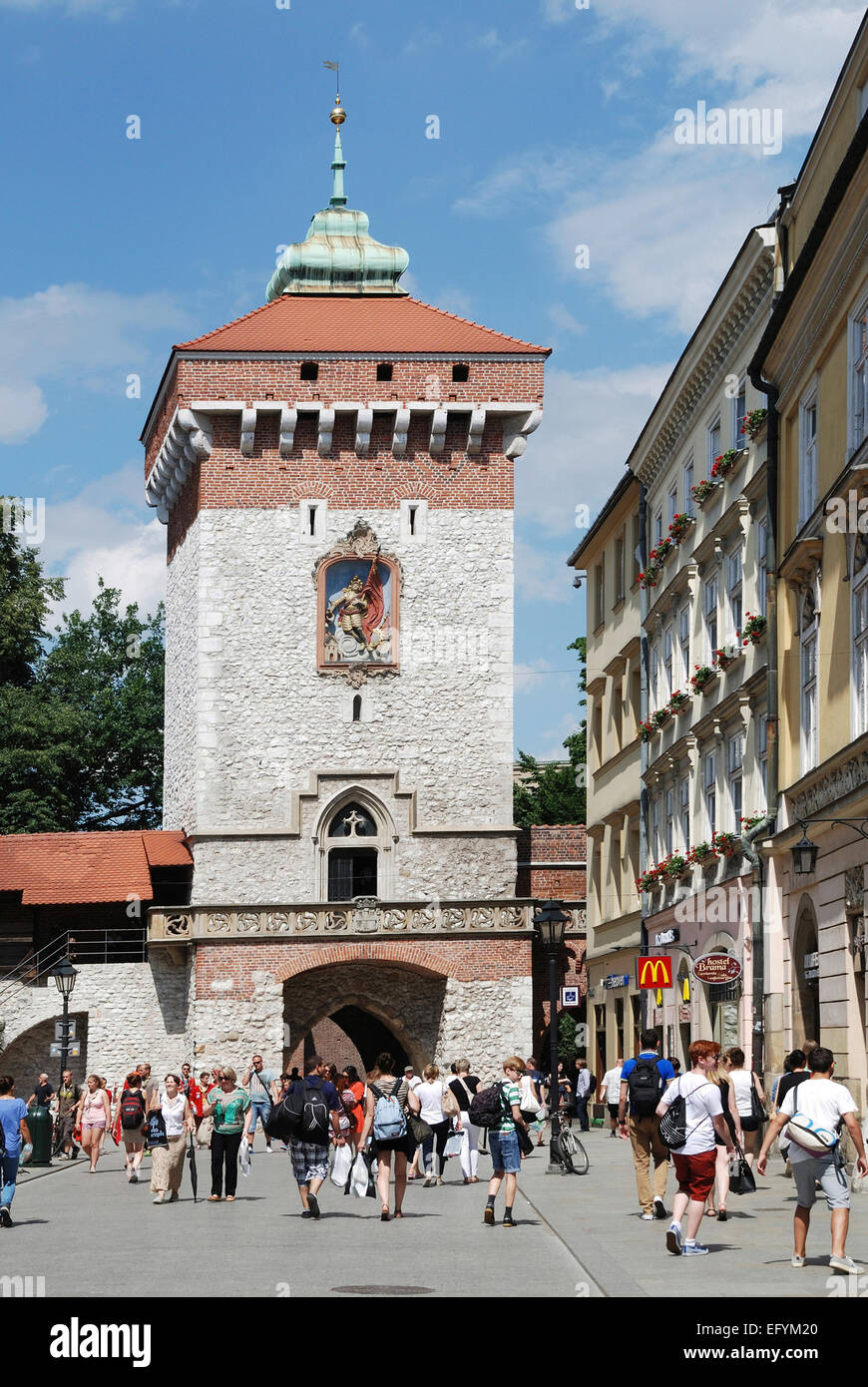 San Floriano's Gate nelle mura della città vecchia di Cracovia in Polonia. Foto Stock
