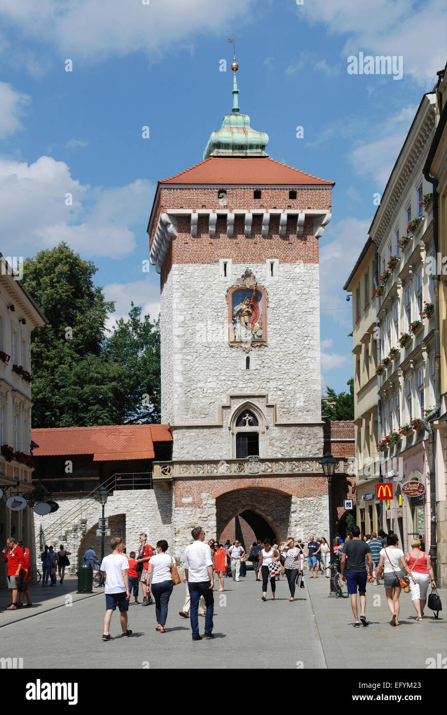 San Floriano's Gate nelle mura della città vecchia di Cracovia in Polonia. Foto Stock