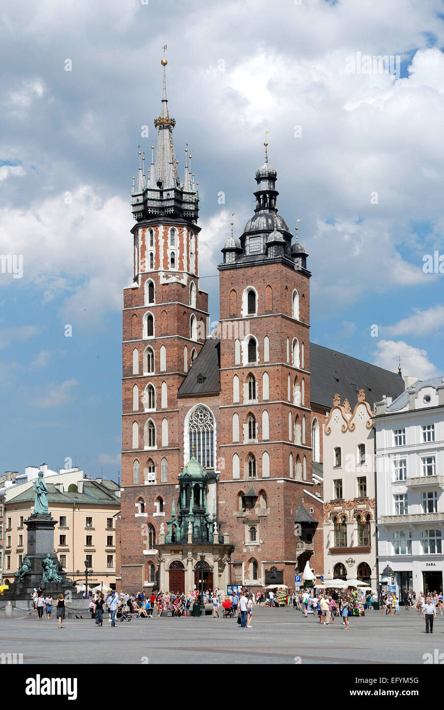 La Chiesa di Santa Maria in piazza principale del mercato nella città vecchia di Cracovia in Polonia. Foto Stock