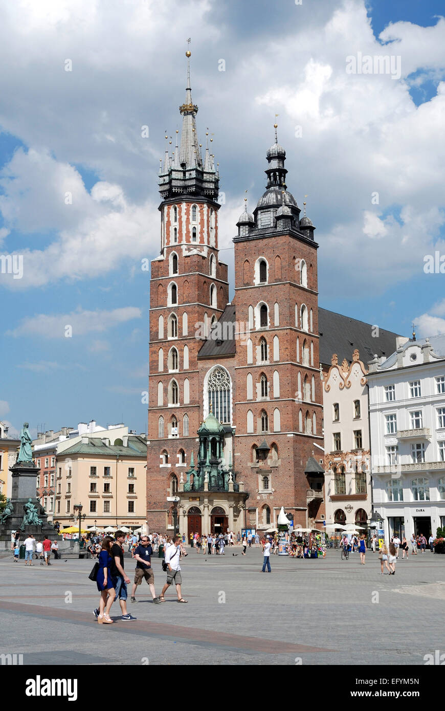 Chiesa di Santa Maria in piazza principale del mercato nella città vecchia di Cracovia in Polonia. Foto Stock