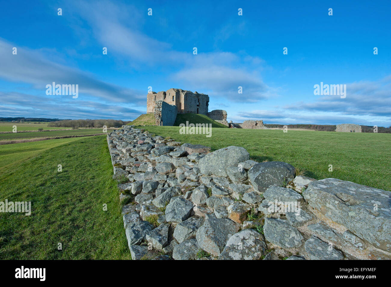 Duffus Castle nel Morayshire è servita come una fortezza-residenza per oltre 500 anni. SCO 9560 Foto Stock