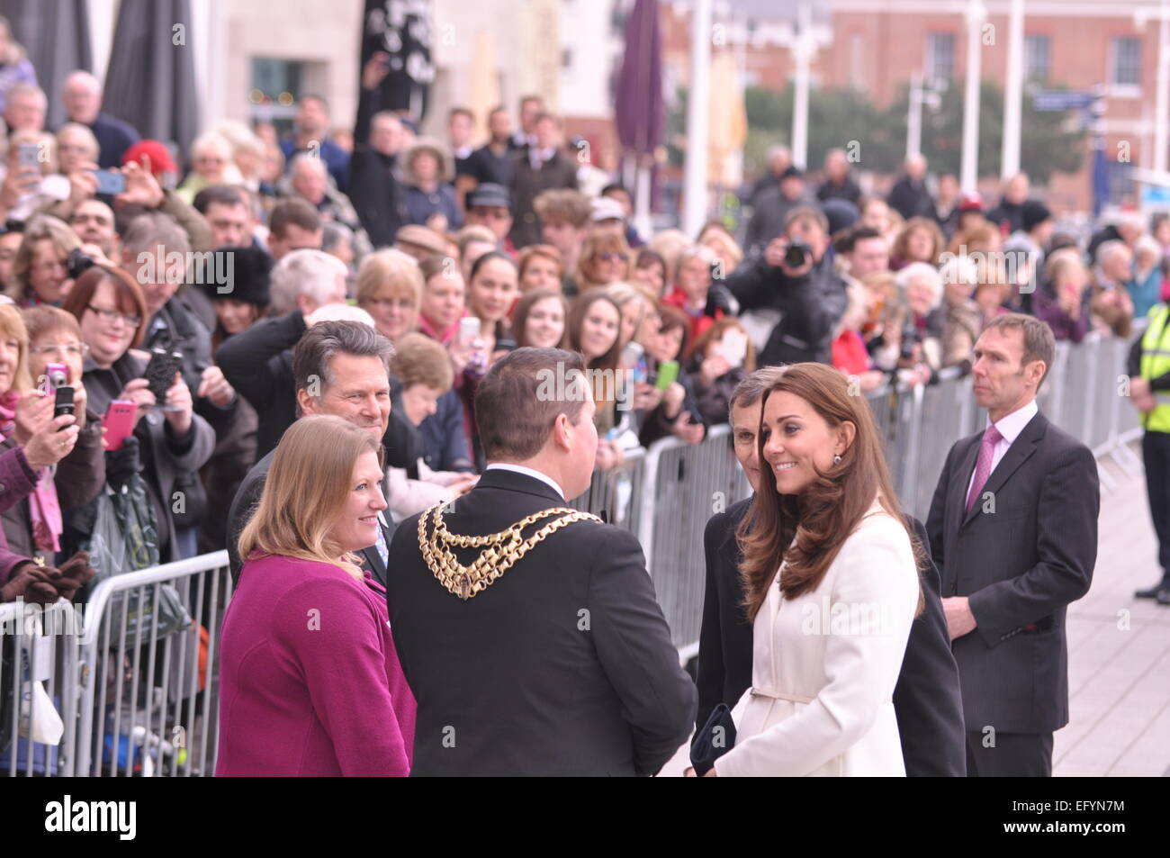 Portsmouth, Hampshire. 15 feb 2015, duchessa di Cambridge incontro il Sindaco e i membri del pubblico in occasione di una visita a supporto GB's offerta torna a vincere la Coppa America Foto Stock