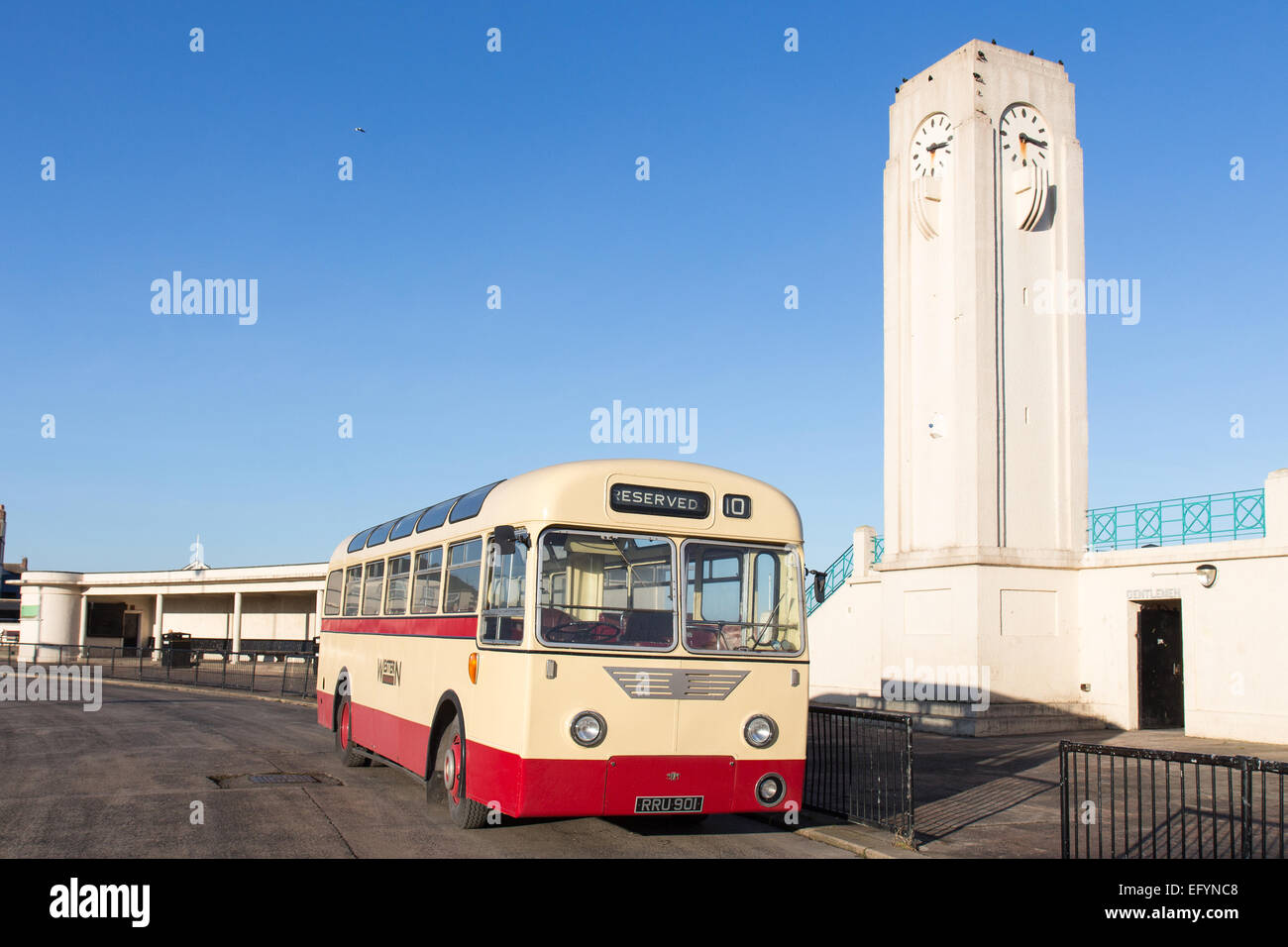 Seaton Carew stazione degli autobus con un bus vintage Foto Stock