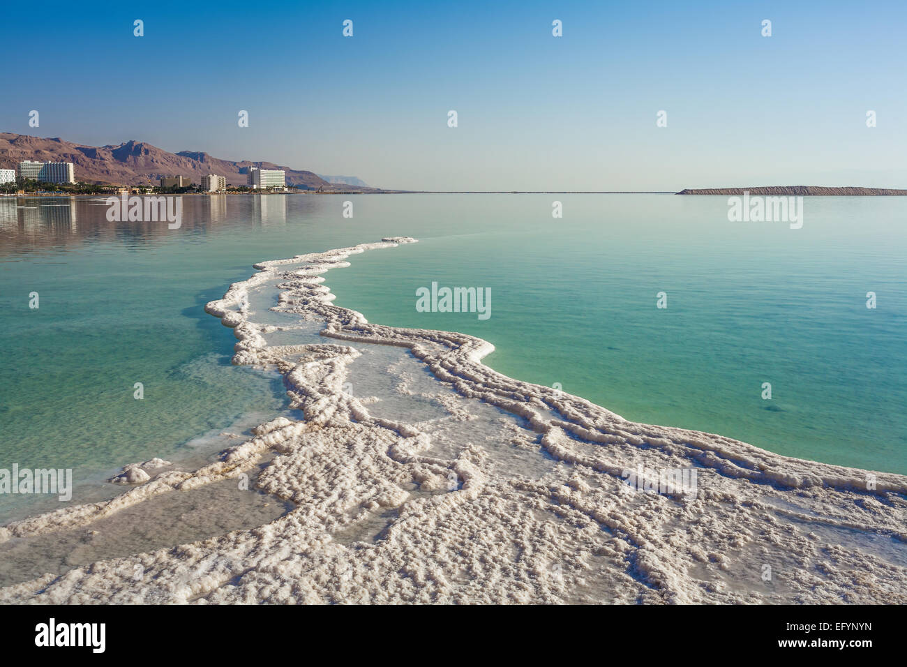 Paesaggio con coste e hotel al Mar Morto Foto Stock