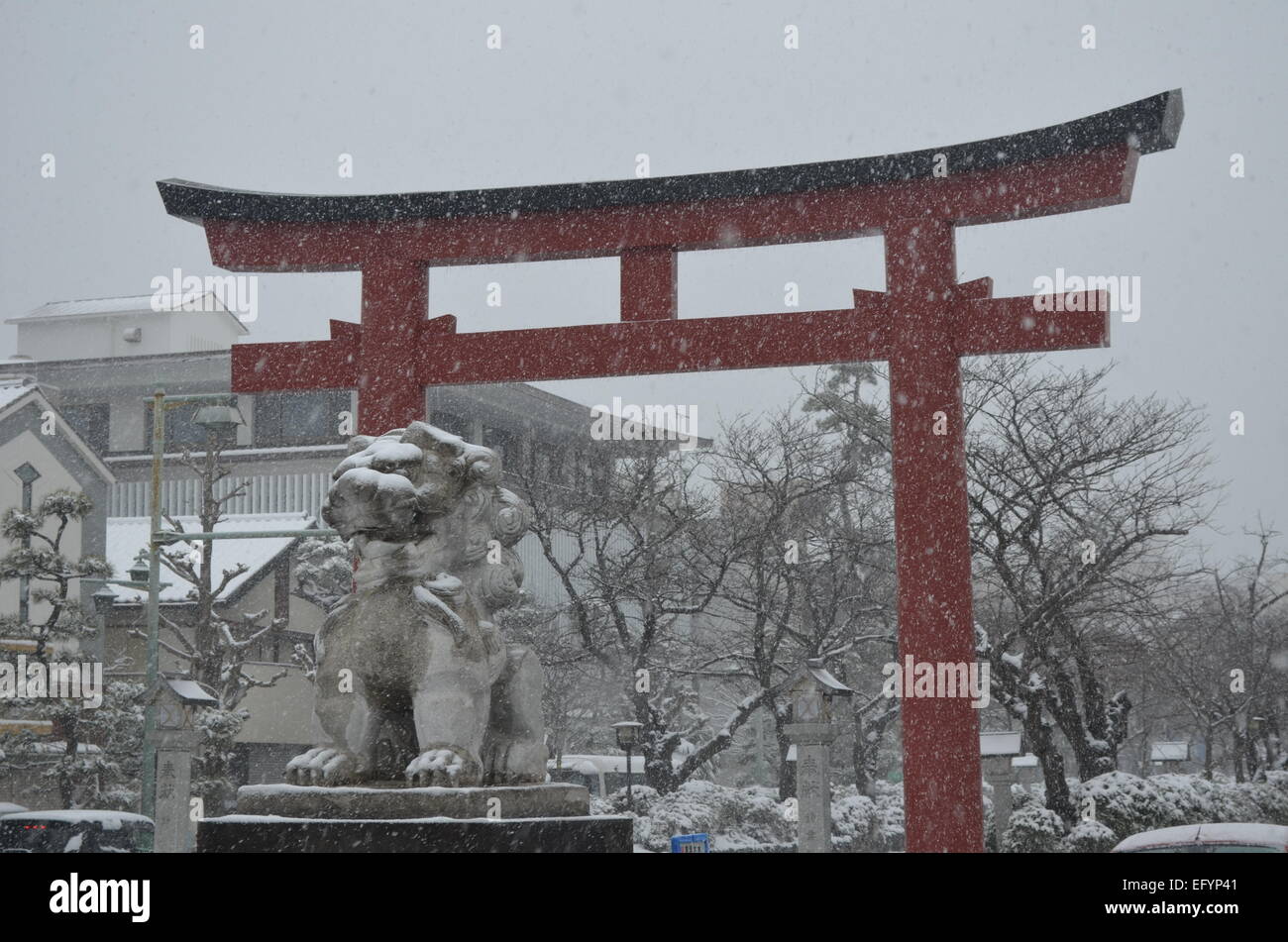Un torii gate in Kamakura, Giappone durante una tempesta di neve. Foto Stock