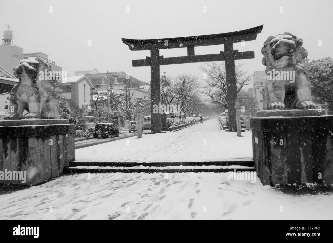 Un torii gate in Kamakura, Giappone durante una tempesta di neve. Foto Stock