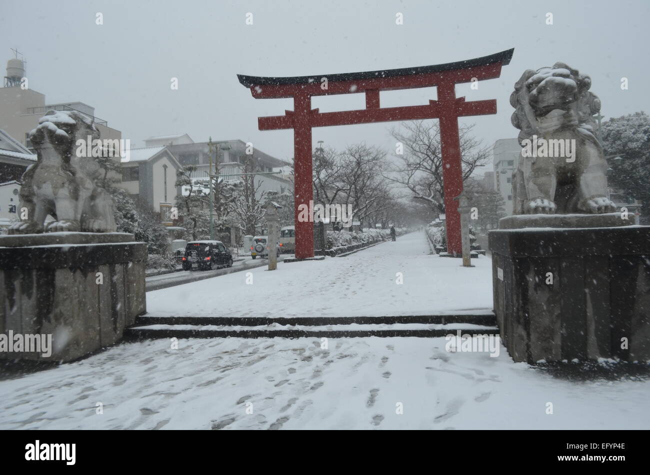 Un torii gate in Kamakura, Giappone durante una tempesta di neve. Foto Stock