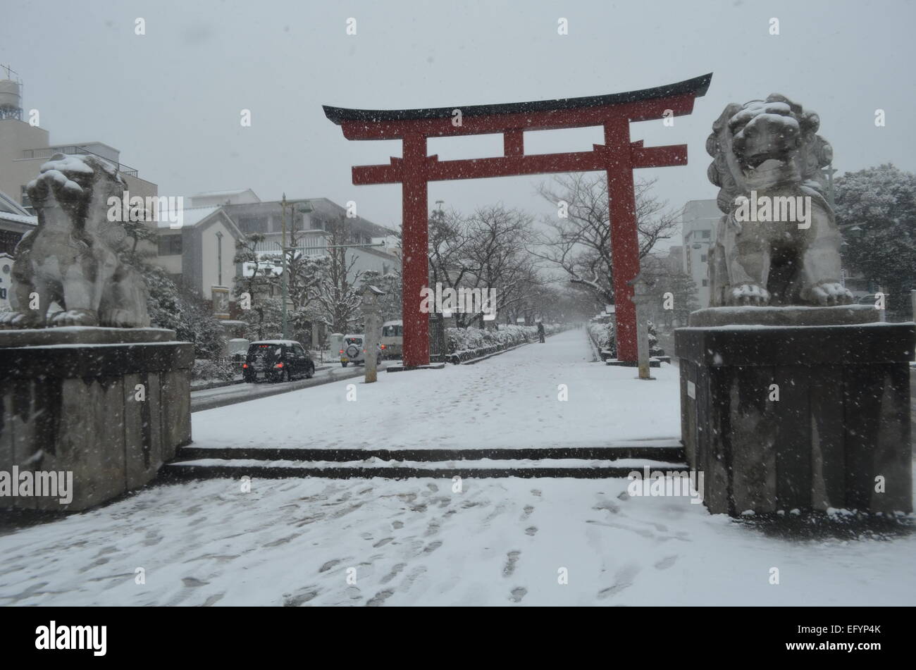 Un torii gate in Kamakura, Giappone durante una tempesta di neve. Foto Stock