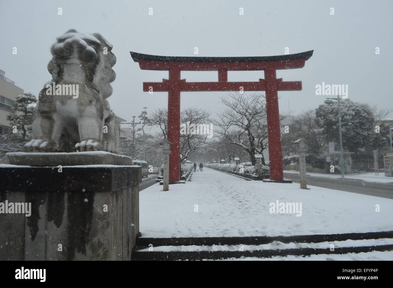 Un torii gate in Kamakura, Giappone durante una tempesta di neve. Foto Stock