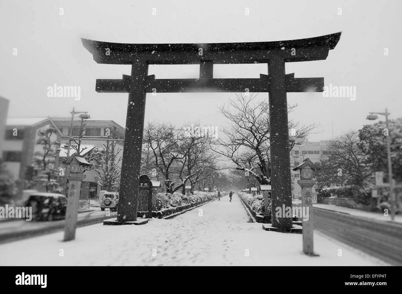 Un torii gate in Kamakura, Giappone durante una tempesta di neve. Foto Stock