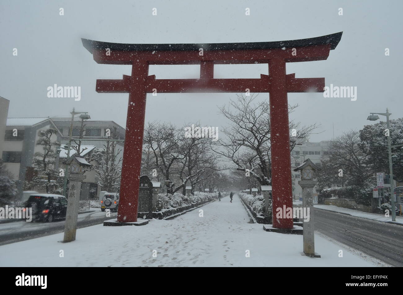 Un torii gate in Kamakura, Giappone durante una tempesta di neve. Foto Stock