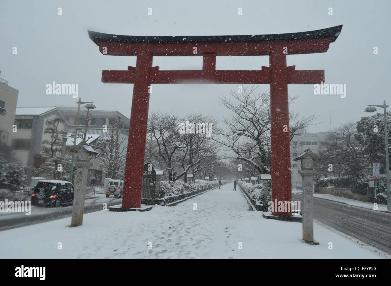 Un torii gate in Kamakura, Giappone durante una tempesta di neve. Foto Stock