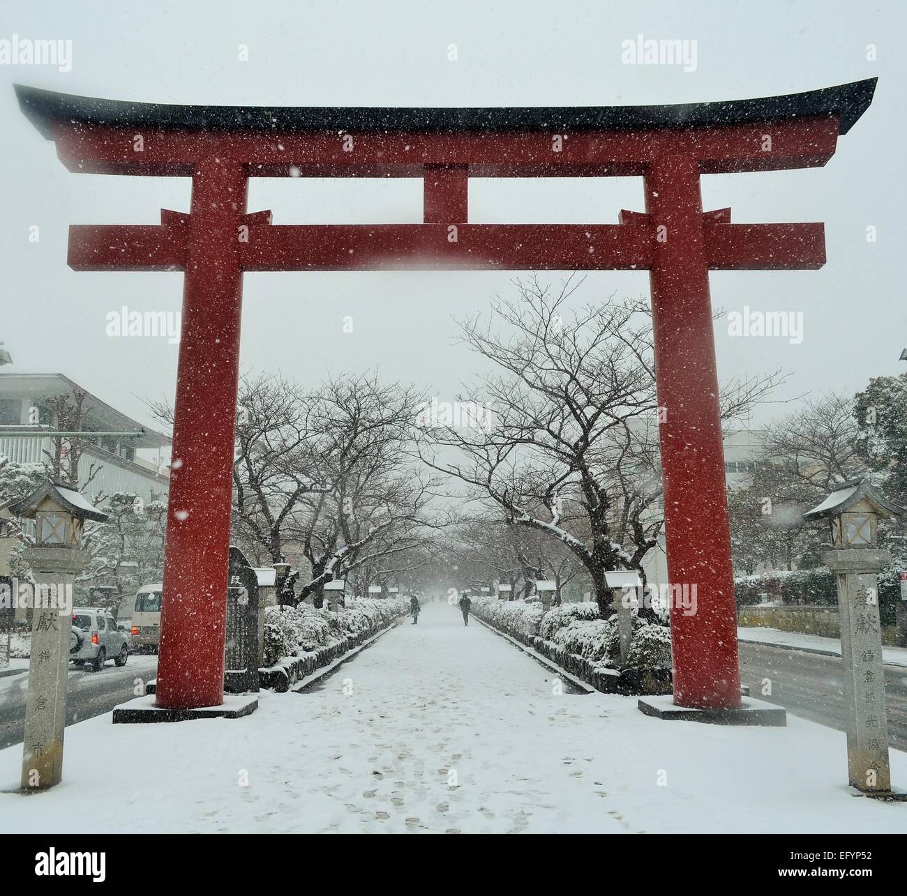 Un torii gate in Kamakura, Giappone durante una tempesta di neve. Foto Stock
