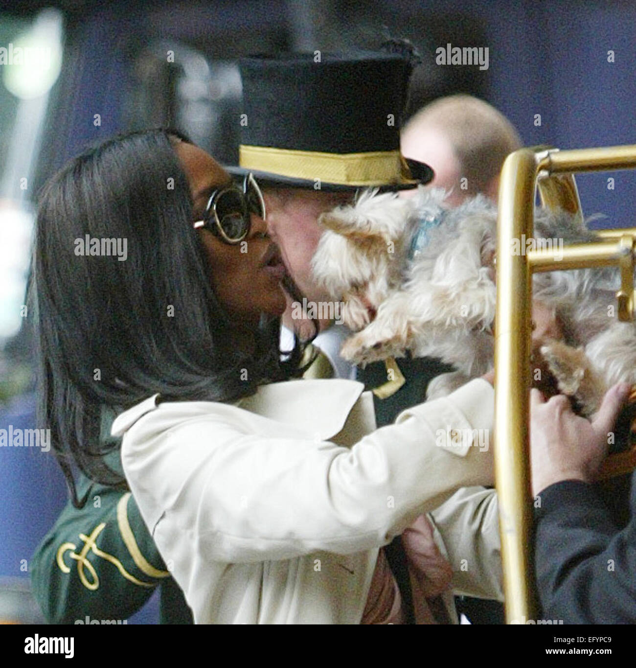 Naomi Campbell con il cane e Louis Vuitton designer bagagli presso il Dorchester Hotel London set di 6. Foto Stock