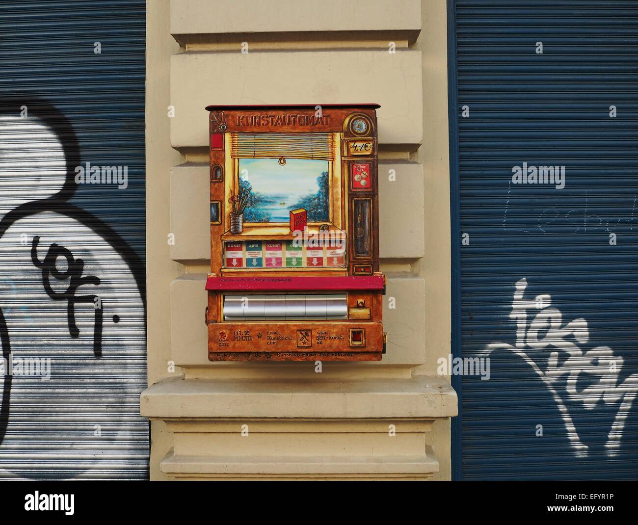 Ein "Kunstautomat' hängt in Berlin im Bezirk Schöneberg am 01.01.2015. Aus dem umgebauten Zigarettenautomaten kann mam für vier Euro Kunst in kleinen Schachteln ziehen. Foto: Wolfram Steinberg/dpa Foto Stock