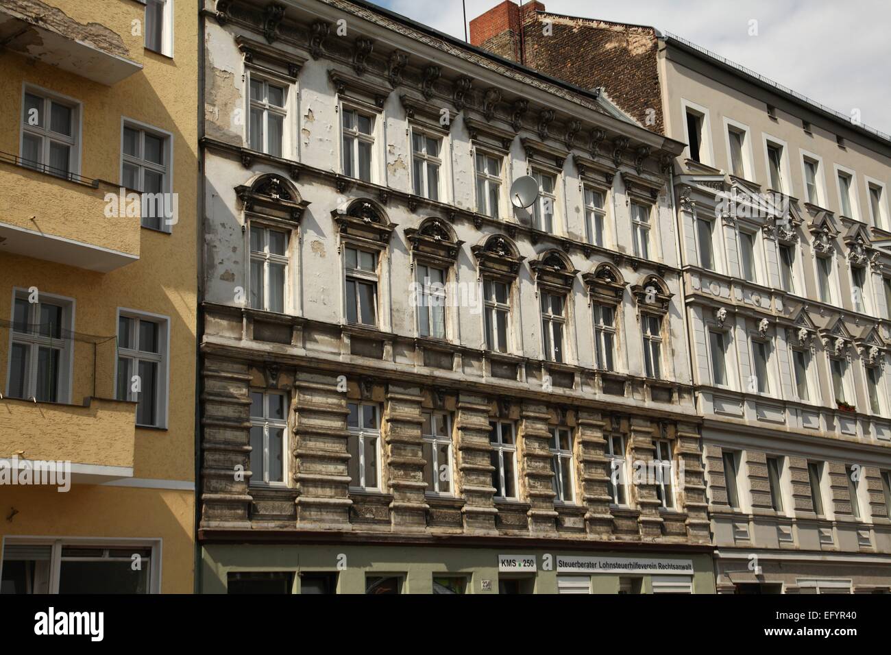 Un vecchio malandato edificio con appartamenti è visto in Berlin Neukoelln, Agosto 22, 2014. Foto: Wolfram Steinberg/dpa Foto Stock
