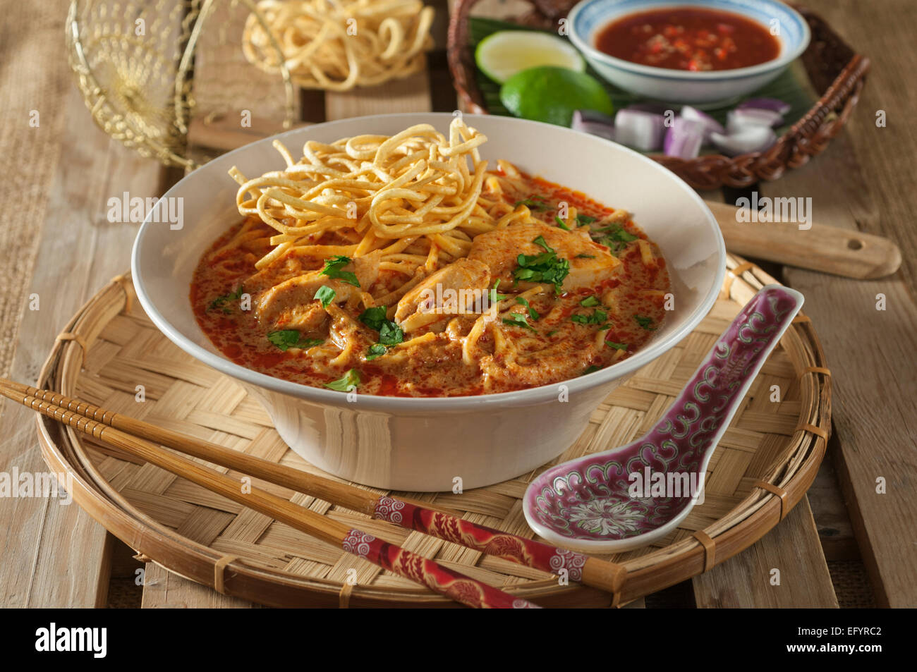 Khao soi. Le noci di cocco e curry Tagliatelle aromatizzate. Thailandia del Nord Foto Stock