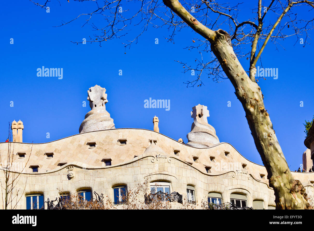 La facciata della Casa Milà, aka "La Pedrera" . Progettato da Antoni Gaudi architetto. Barcellona, in Catalogna, Spagna. Foto Stock