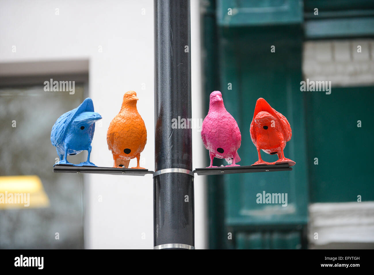 Soho Square, Londra, Regno Unito. Il 12 febbraio 2015. Installazione artistica curata da Sim Smith Gallery, chiamato "gregge" dall'artista Patrick Murphy in Soho. Credito: Matteo Chattle/Alamy Live News Foto Stock