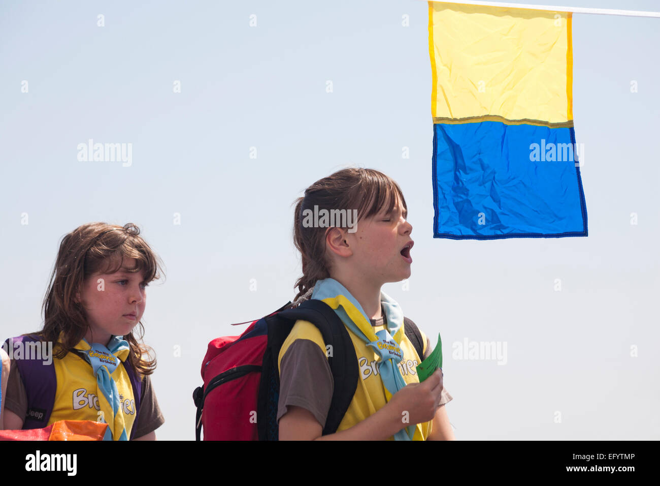 Brownie imbarco traghetto per attraversare a Brownsea Island per il grande Brownie compleanno nel porto di Poole, Dorset in giugno Foto Stock
