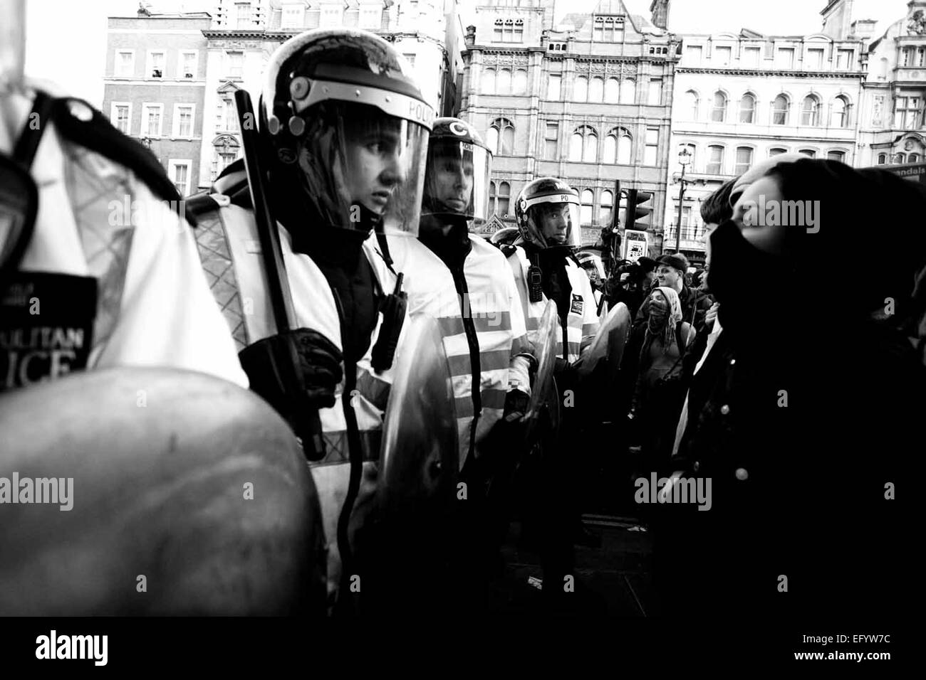 Gli studenti di marzo e si sono scontrati con la polizia e bloccato la strada intorno a Westminster per protestare contro i previsti aumenti di tasse scolastiche e manutenzione concedere tagli su Novembre 24, 2010 a Londra, Regno Unito.Questo è il secondo studente giornata di azione e uno studente di marzo il decimo mese di novembre ha causato un danno diffuso a Millbank Tower e la Metropolitan Police sono stati accusati di sottovalutare notevolmente la quantità di manifestanti. Non ci sono piani per sollevare lo studente le tasse in Inghilterra per circa £ 9.000 all'anno invece degli attuali £3.000. Foto Stock