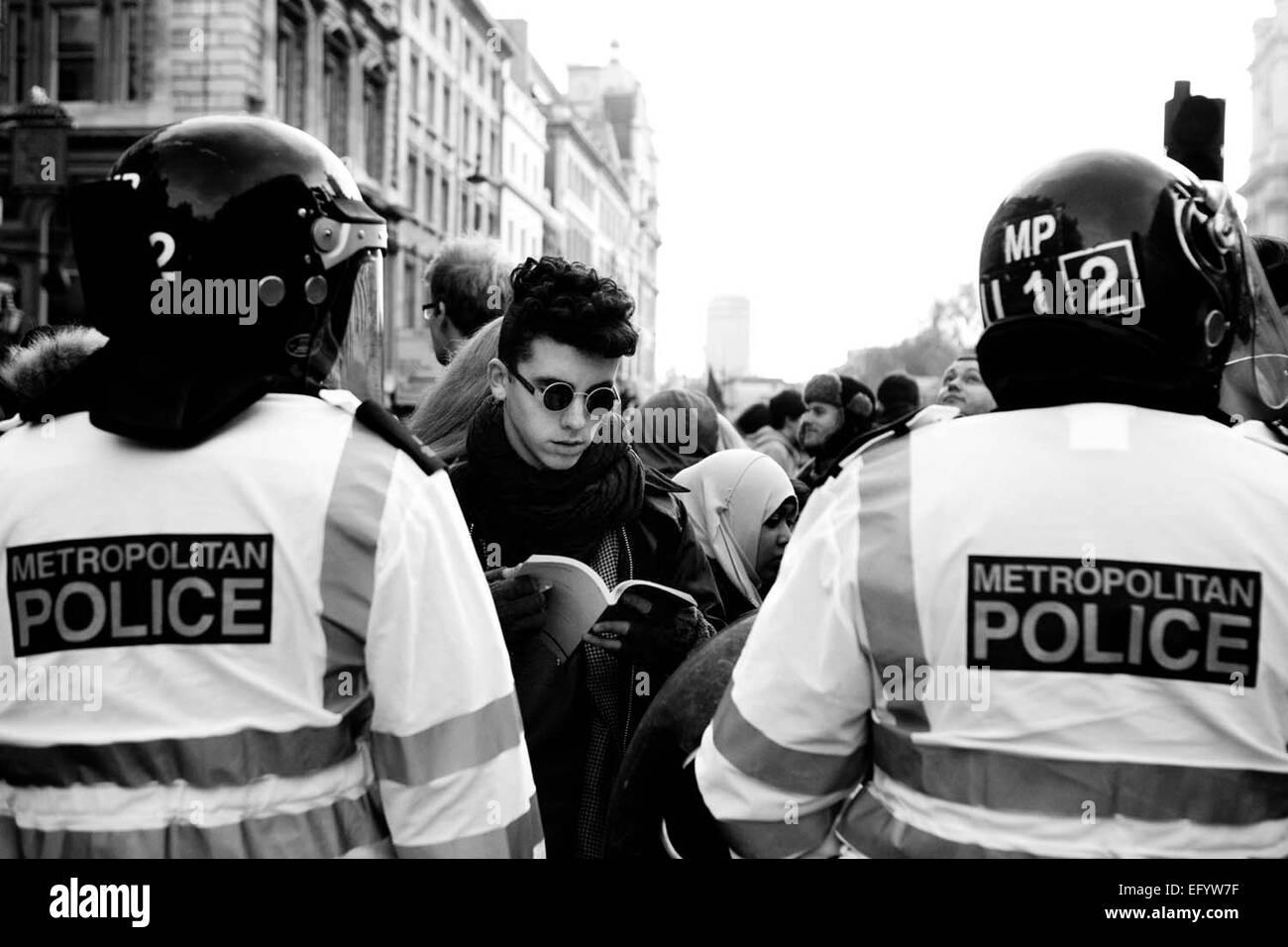 Gli studenti di marzo e si sono scontrati con la polizia e bloccato la strada intorno a Westminster per protestare contro i previsti aumenti di tasse scolastiche e manutenzione concedere tagli su Novembre 24, 2010 a Londra, Regno Unito.Questo è il secondo studente giornata di azione e uno studente di marzo il decimo mese di novembre ha causato un danno diffuso a Millbank Tower e la Metropolitan Police sono stati accusati di sottovalutare notevolmente la quantità di manifestanti. Non ci sono piani per sollevare lo studente le tasse in Inghilterra per circa £ 9.000 all'anno invece degli attuali £3.000. Foto Stock