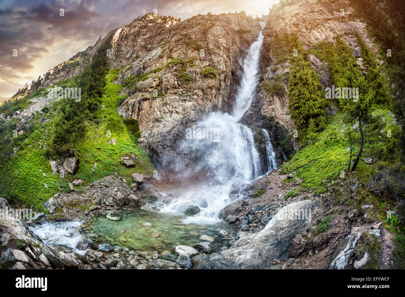 Burhan Bulak cascata di montagna in Dzungarian Alatau, Kazakistan, Asia centrale Foto Stock