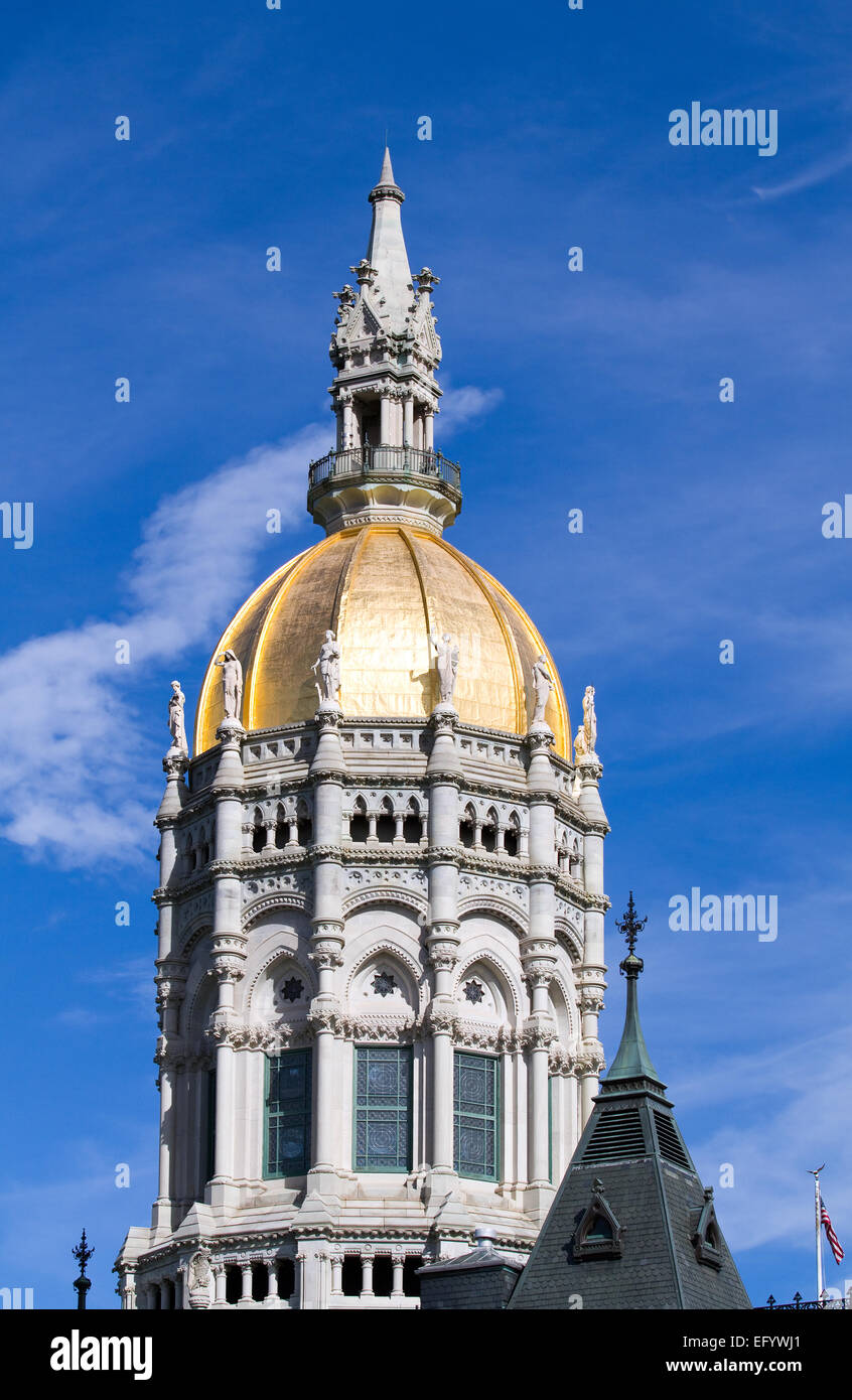 Connecticut State Capitol cupola che si trova a Hartford, CT, Stati Uniti d'America contro un cielo blu. Foto Stock