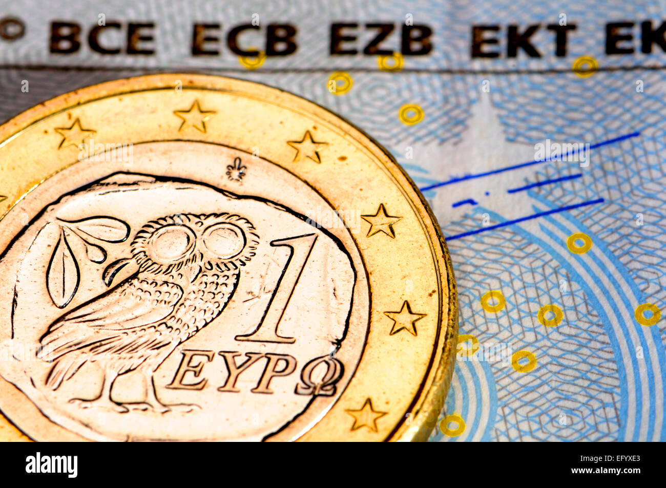Greco 1 Euro moneta su un € 5 nota Foto Stock