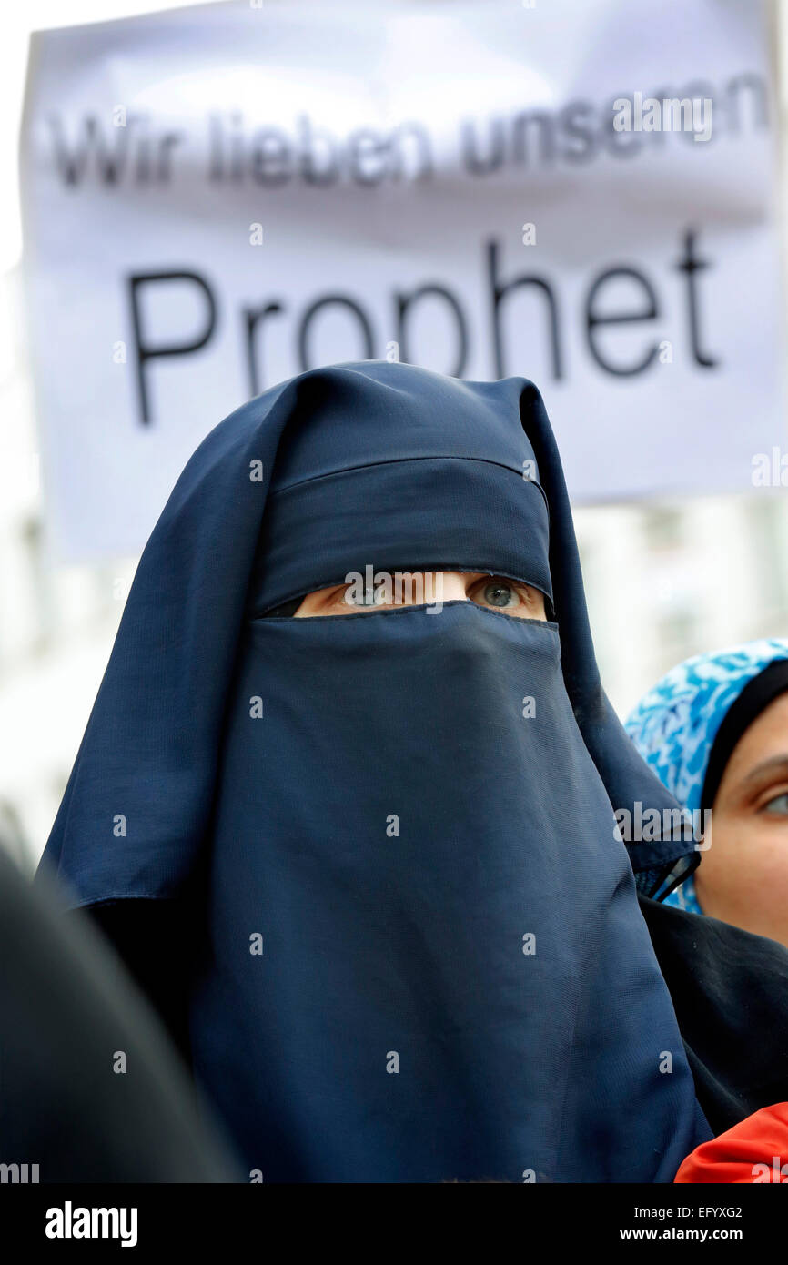 Donna tedesca che ha convertito all islam indossando un coperchio Nihab durante una manifestazione contro l'islamofobia in Germania. Dortmund, Germania Foto Stock