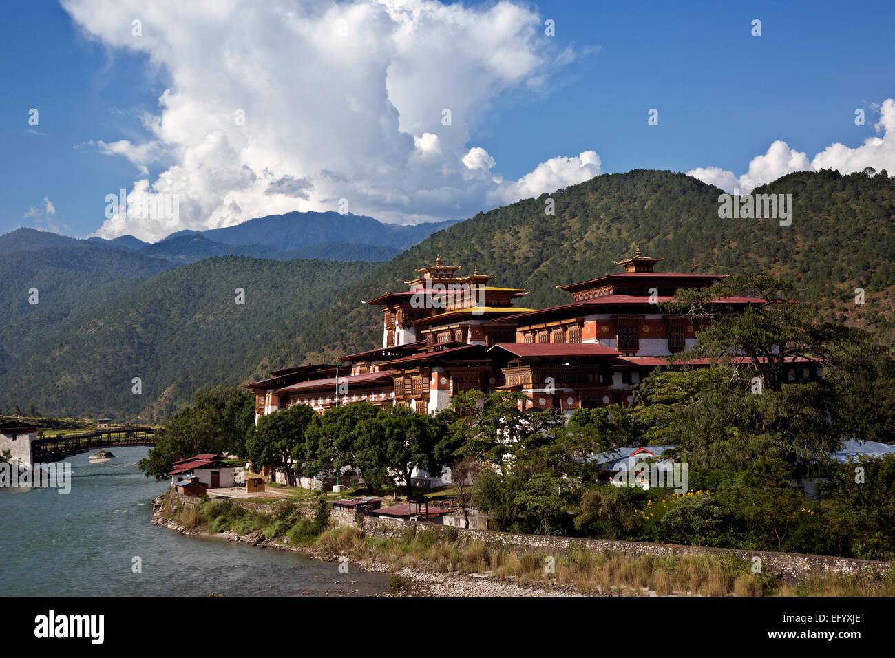 Il Bhutan - Punakha Dzong (gli uffici governativi e il monastero), era la capitale e sede del governo fino alla metà degli anni '50. Foto Stock