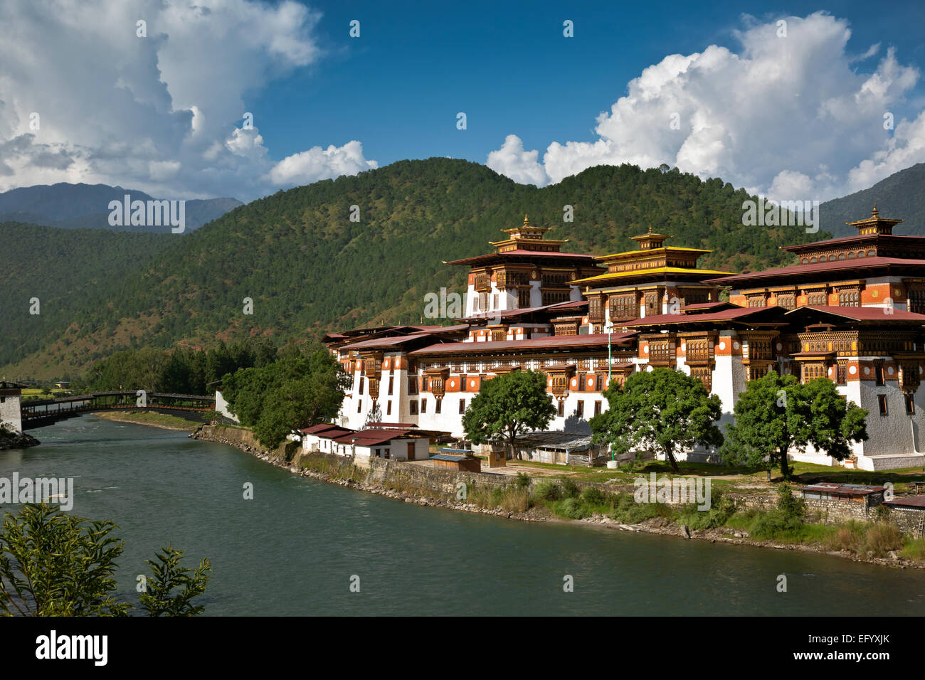 Il Bhutan - Punakha Dzong (gli uffici governativi e il monastero), era la capitale e sede del governo fino alla metà degli anni '50. Foto Stock