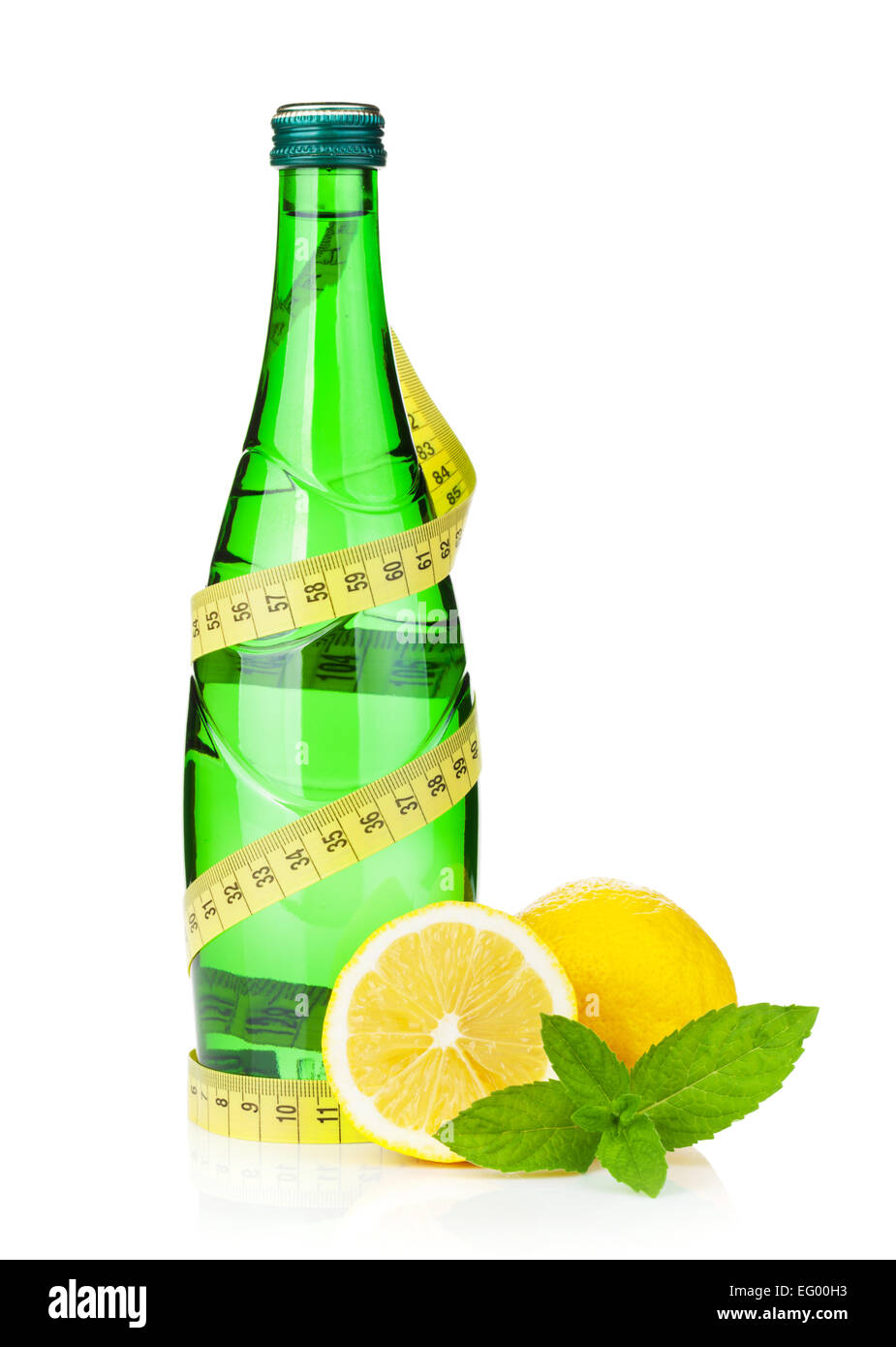 Acqua in bottiglia, nastro di misurazione, limone e menta. Isolato su sfondo bianco Foto Stock