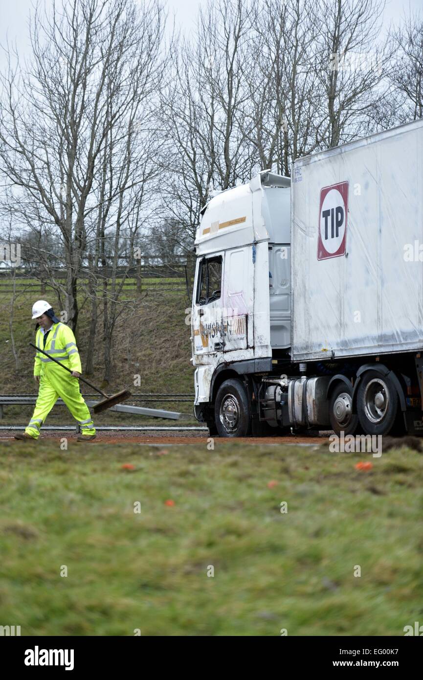 Carrello crash in Scozia. Recupero del lavoro degli equipaggi sul olandese registrato DAF XF carrello trainando un rimorchio refrigerato che trasportano prodotti freschi che ha ribaltato la M74 Northbound appena a nord di Kirkpatrick Fleming a Dumfries e Galloway. Il motore era chiuso per gran parte della giornata mentre il rimorchio è stato unloaed prima di effettuare il sollevamento montante posteriore. Driver headin a nord di fronte lunghi ritardi con queing traffico da Gretna per la deviazione che ha preso i veicoli off allo svincolo 21 e torna su a giunzione 20 Eaglesfield. Credito: STUART WALKER/Alamy Live News Foto Stock