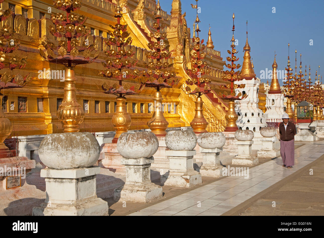 Tempio d'oro / Shwezigon Pagoda, tempio buddista a Nyaung-U vicino a Bagan, Mandalay Regione, Myanmar / Birmania Foto Stock