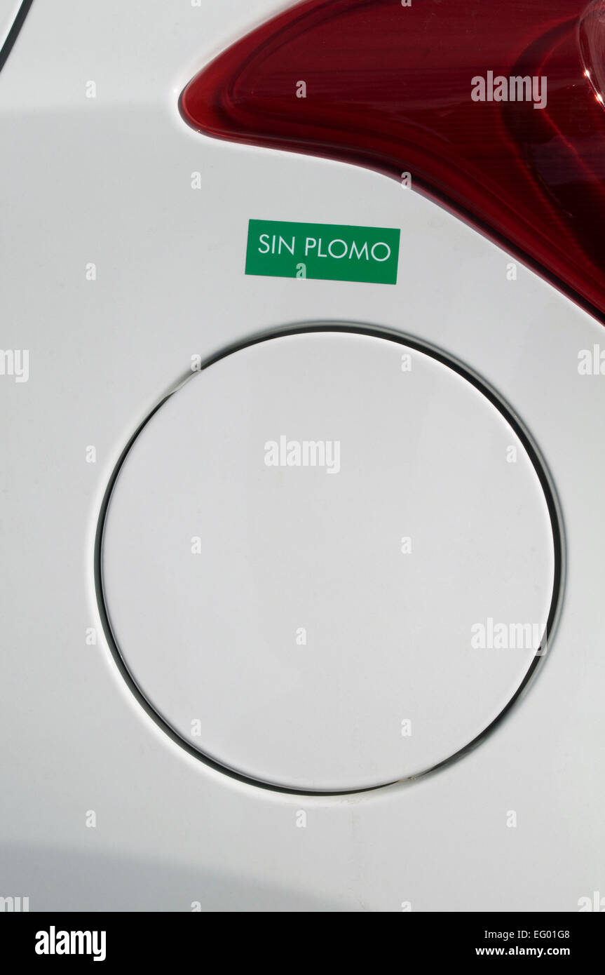 La benzina senza piombo di combustibili di carburante peccato plomo filo piombato nel tasso di criminalità violenta tassi di riempimento tappo Foto Stock